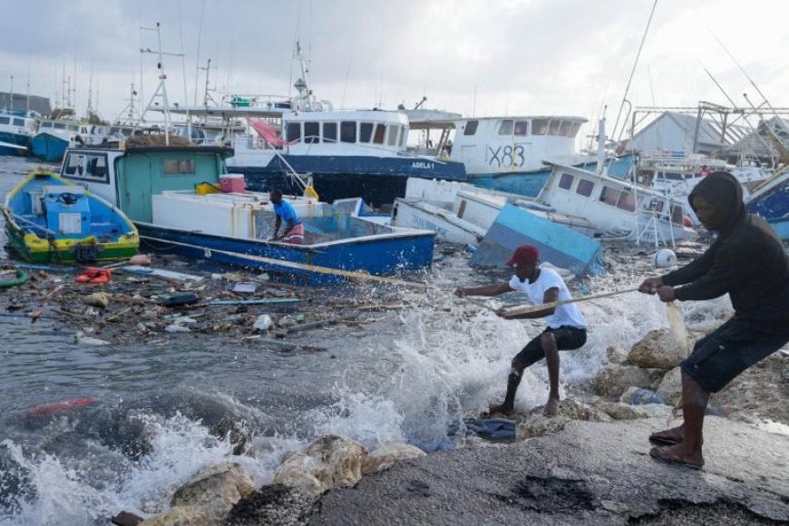 Hurrican Beryl kills 6 people in the Caribbean.