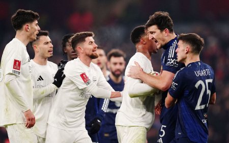 10-man Manchester United beat Arsenal on penalties