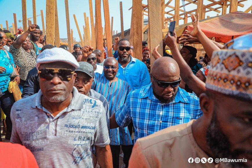 Bawumia visits fire-ravaged Kantamanto {In-Pictures}